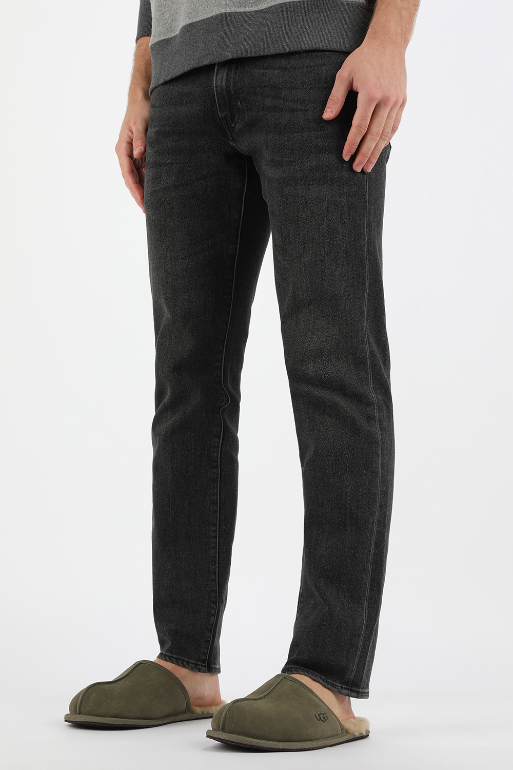 תמונת כל הלוק של נעלי בית מעור בגוון ירוק